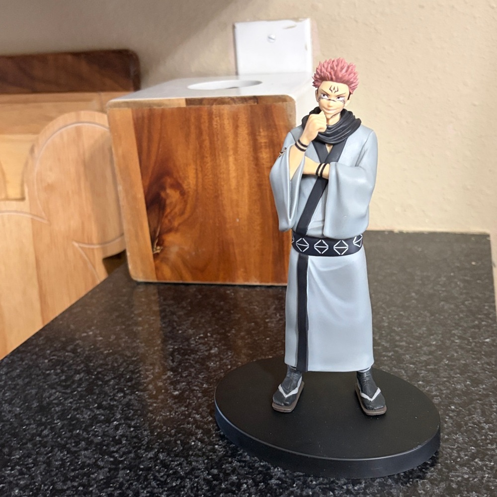 Ryomen Sukana Figure with Gray Robe and Pink Hair